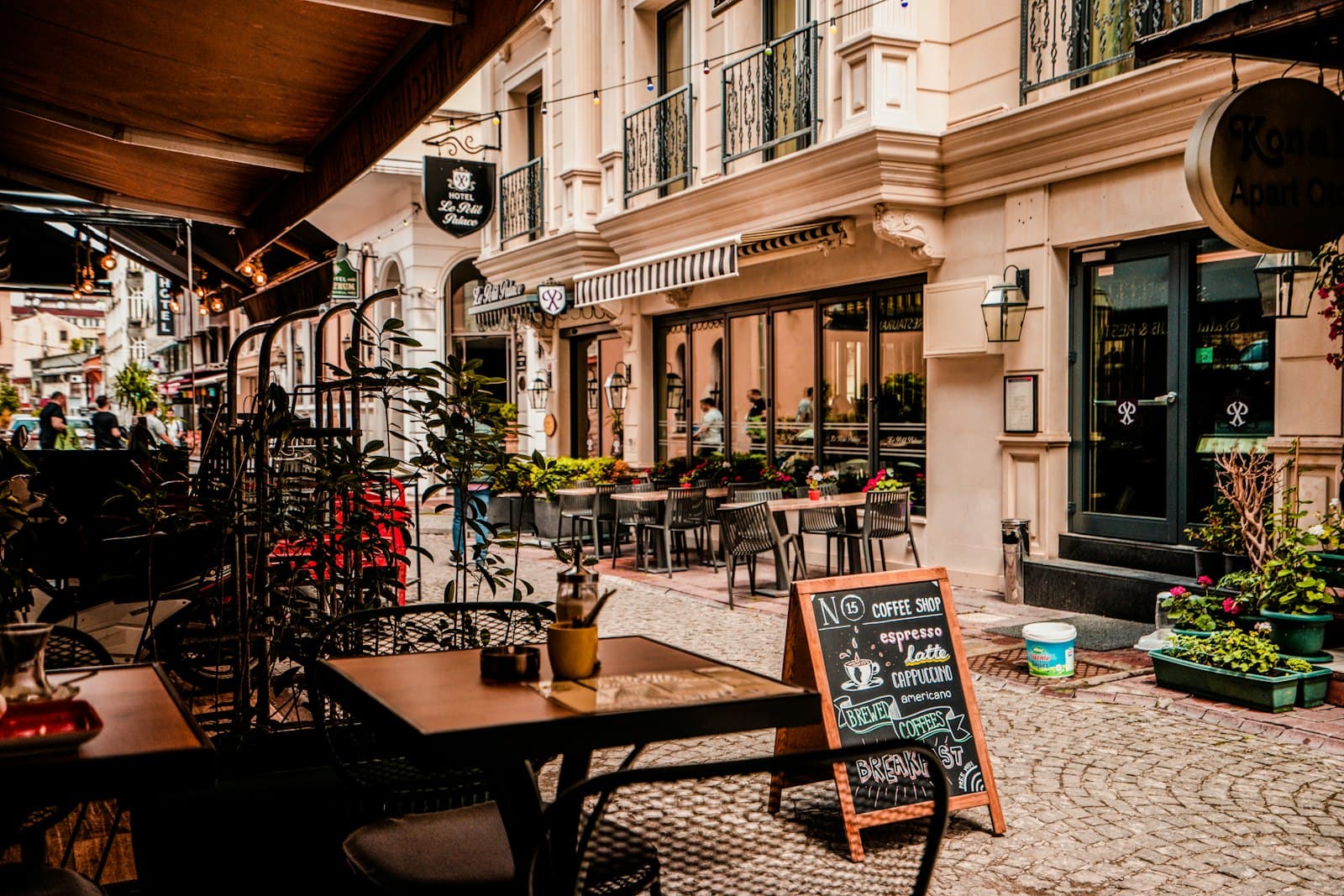 Café-Eingang mit Bewertungs-Aufsteller — Sinnbild für den Anbieter-Vergleich von NFC-Aufstellern