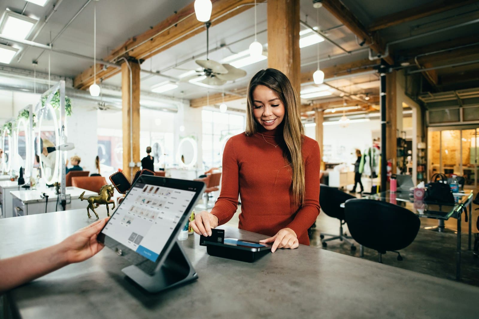 Smartphone scannt QR-Code — einer von drei Wegen zur Google-Bewertung neben Link und NFC